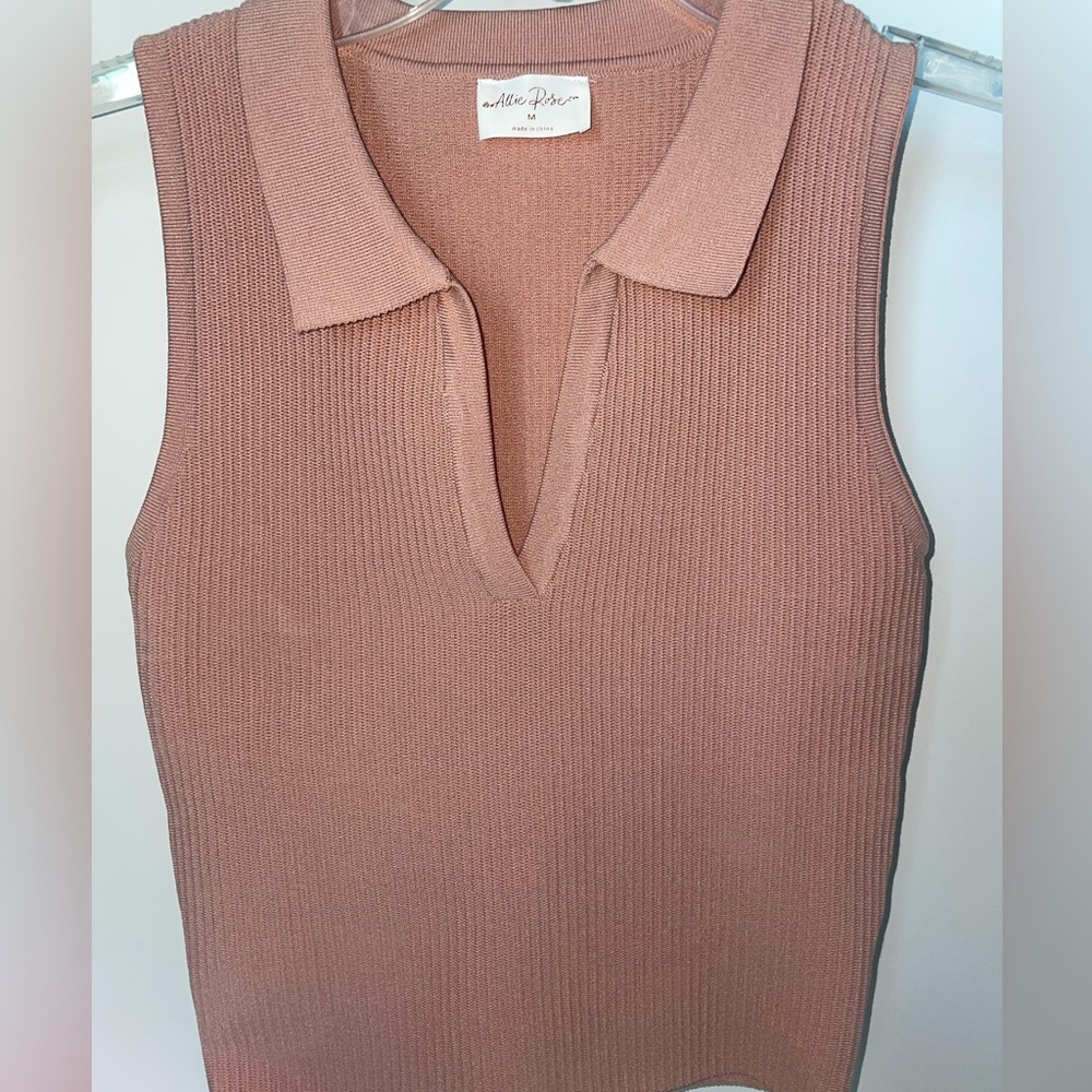 Sleeveless collared blouse in Pink